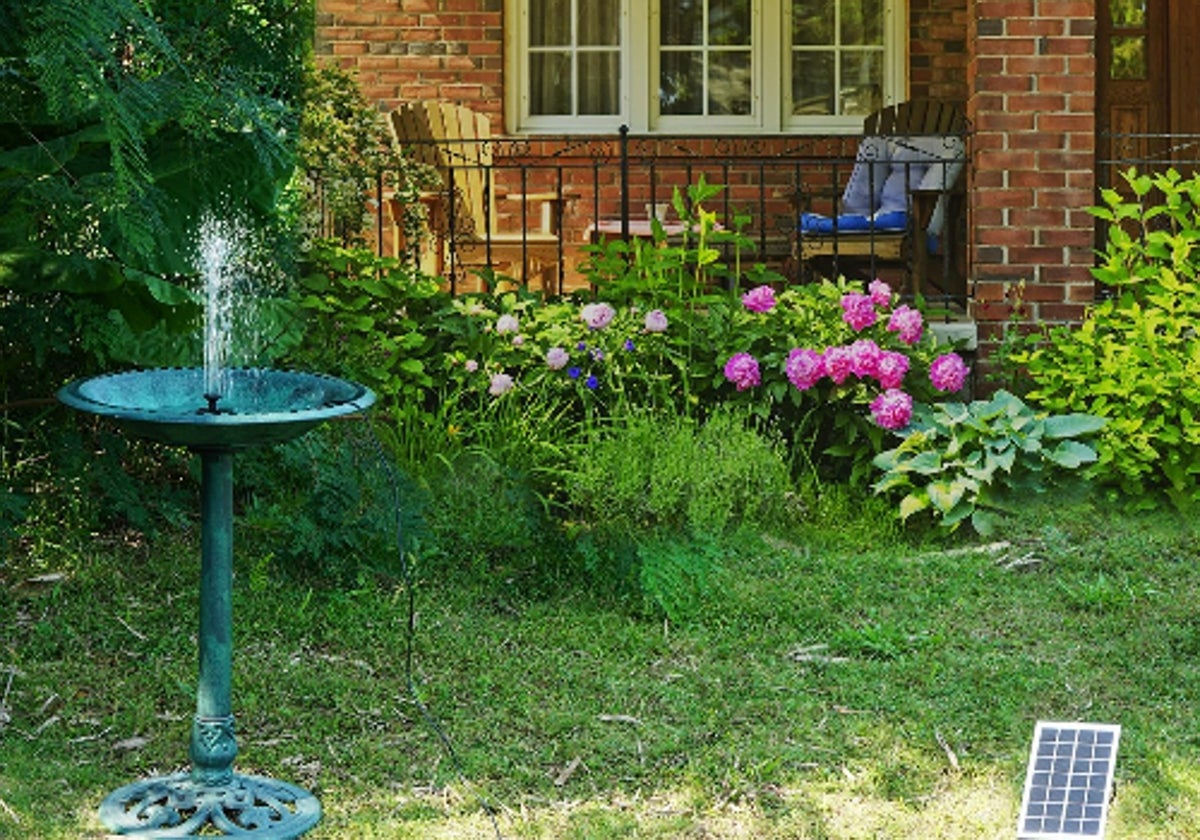 Personaliza y refresca tu jardín con una de estas fuentes solares