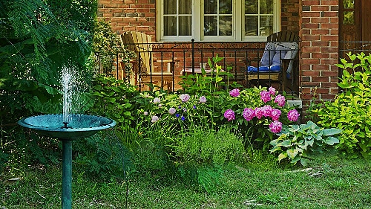 Personaliza y refresca tu jardín con una de estas fuentes solares