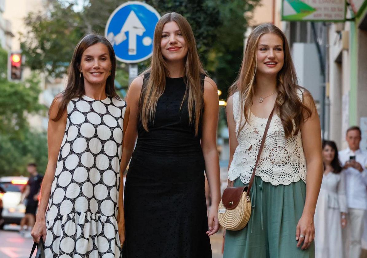 Doña Letizia posa con sus hijas.
