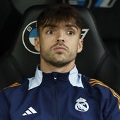 El jugador madridista Raúl Asencio, en el banquillo durante un partido.
