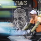 Un cartel en contra del expresidente colombiano Álvaro Uribe, en una calle de Bogotá.