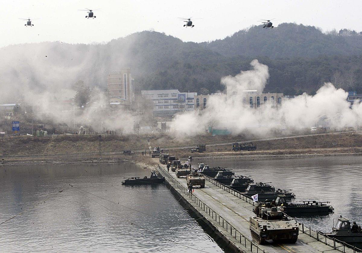 Maniobras del ejército de Corea del Sur, que suministrará tanques a Polonia.
