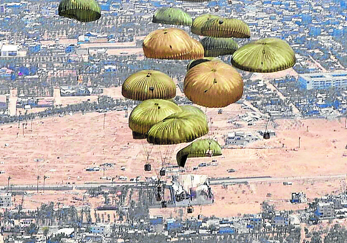 Paquetes de comida enviada por España caen sobre Gaza.