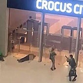 Un momento del atentado en la entrada al Crocus City Hall.
