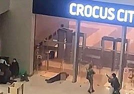 Un momento del atentado en la entrada al Crocus City Hall.