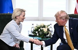 Apretón de manos entre Von der Leyen y Trump tras el acuerdo arancelario.