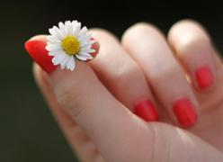 No, esas manchas blancas en las uñas no son falta de calcio