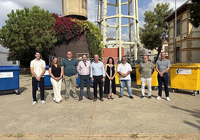 As autoridades de Massanassa, uma das localidades afetadas e Ecoembas, com contêineres doados.