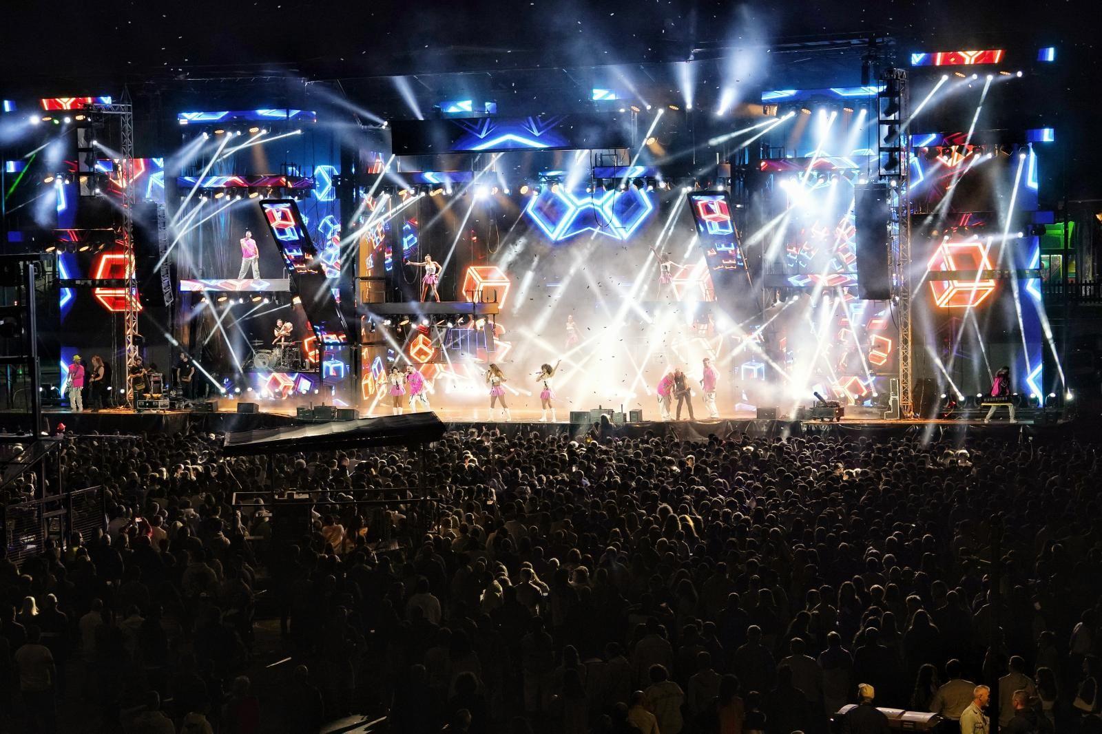 Como un 'transformer', El tráiler-escenario se despliega y amplía hasta alcanzar unas dimensiones gigantescas.