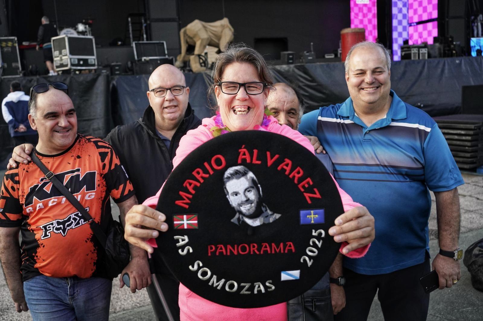 Un grupo de fans guipuzcoanos, con una txapela de regalo para el cantante Mario Álvarez.