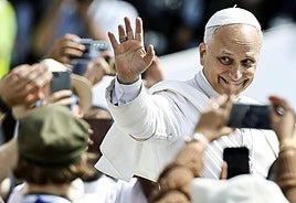 El Papa León XIV saluda este domingo a los fieles durante la Santa Misa con motivo del Jubileo de la Juventud.