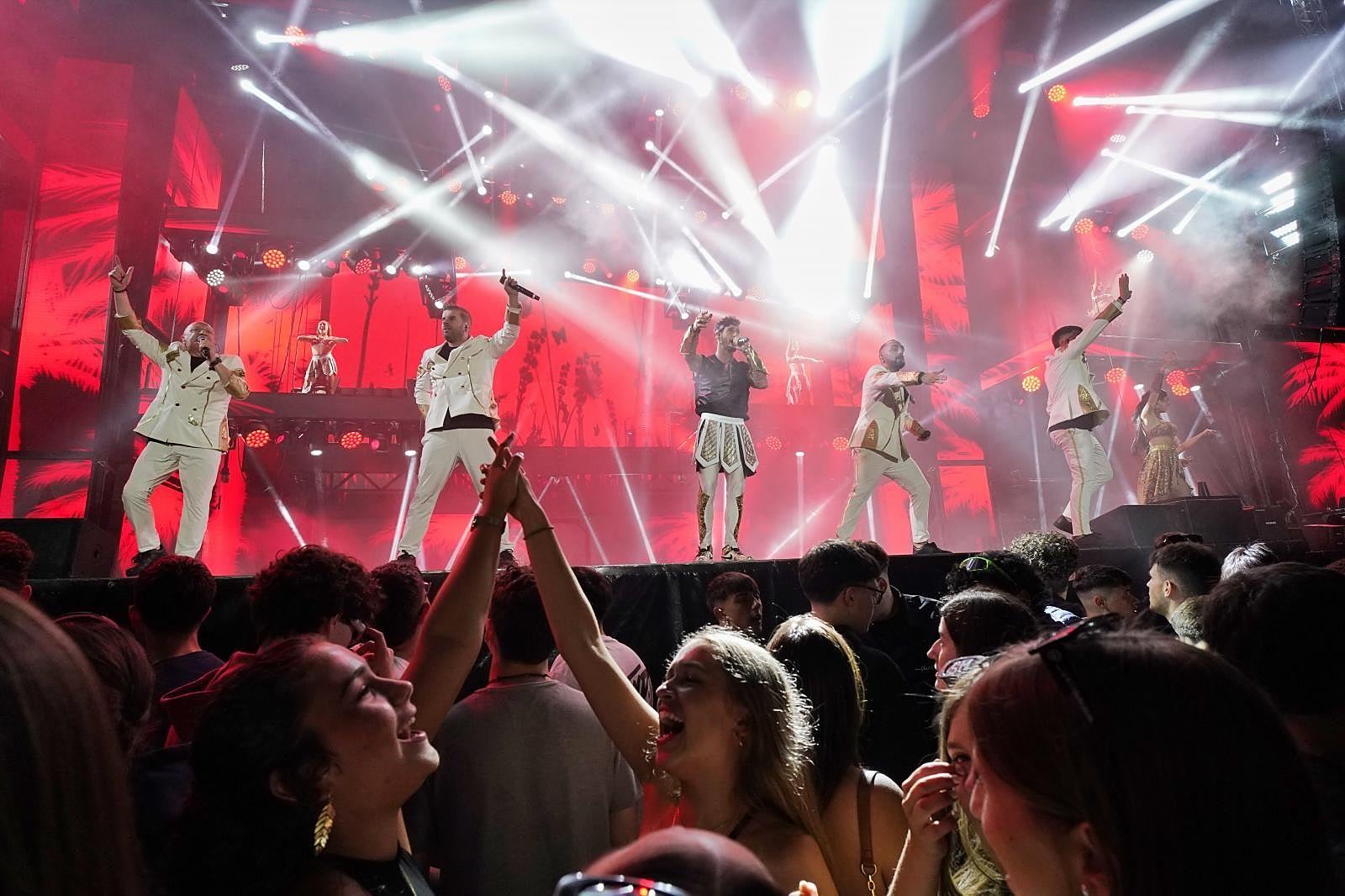 Dos jóvenes del público celebran una de las canciones del repertorio.