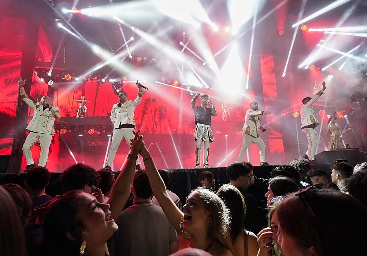 Un momento de la actuación de la Panorama en As Somozas, con Lito Garrido a la izquierda.