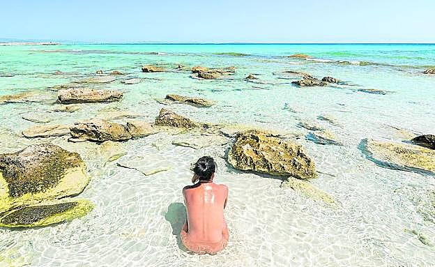Los bañadores se imponen en Formentera, que mantiene sus playas de postal.