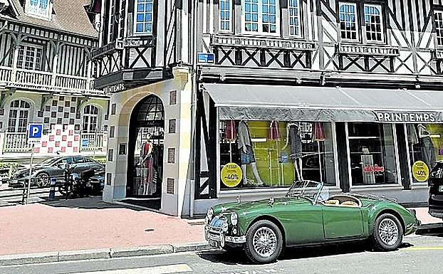 La localidad es conocida por sus lujosas tiendas.