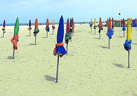 La playa de Deauville es conocida por la hilera de casetas con nombres de artistas instalada frente al mar.