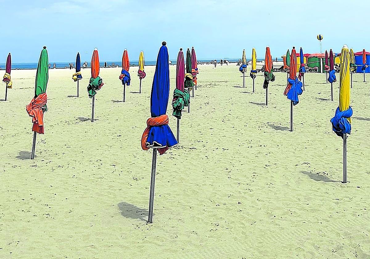 La playa de Deauville es conocida por la hilera de casetas con nombres de artistas instalada frente al mar.