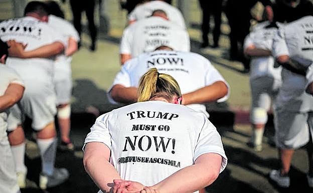 Manifestantes participan en una performance artística.