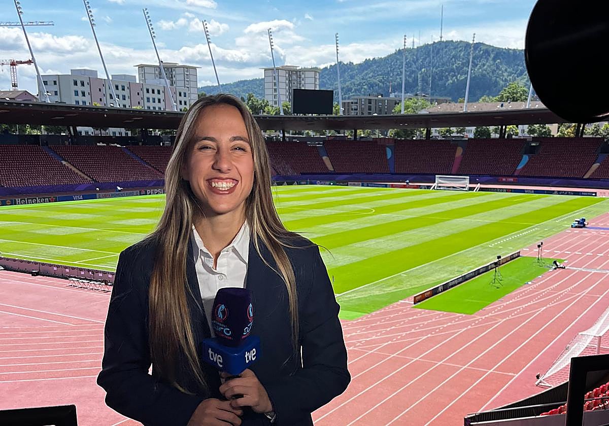 Alicia Arévalo posa antes de narrar un partido.