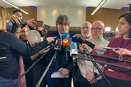 El expresidente catalán Carles Puigdemont y su abogado Gonzalo Boye ) declaran ante la prensa sobre la sentencia del Tribunal de Justicia de la Unión Europea en Bruselas