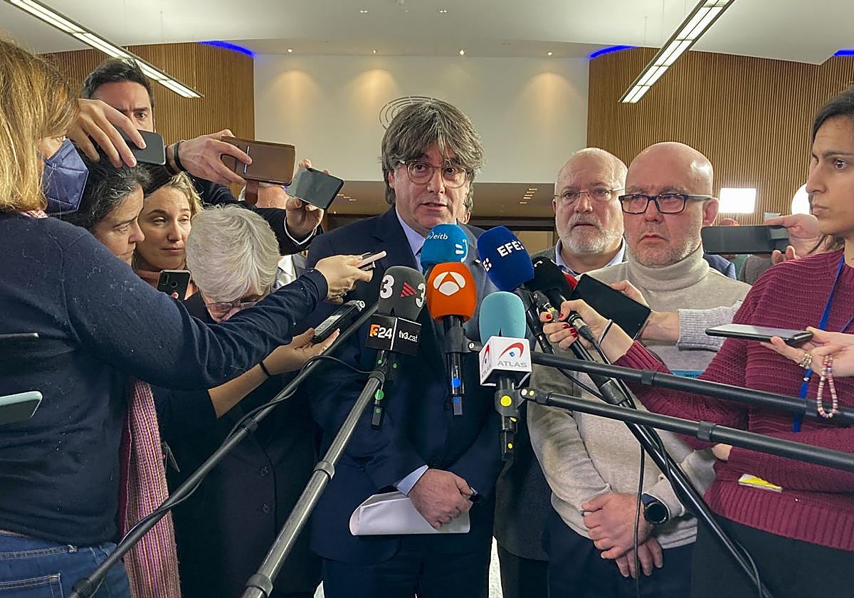 El expresidente catalán Carles Puigdemont y su abogado Gonzalo Boye ) declaran ante la prensa sobre la sentencia del Tribunal de Justicia de la Unión Europea en Bruselas