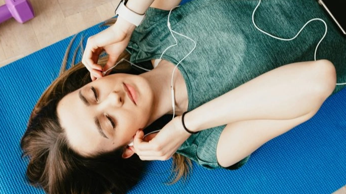 NSDR. No es meditación. No es siesta. Es otra forma de descansar (y funciona)