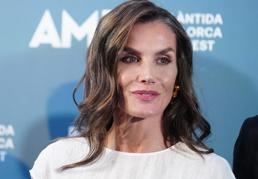 La reina Letizia impacta en Mallorca con un vestido blanco precioso y un brazalete escultural de la firma española más deseada