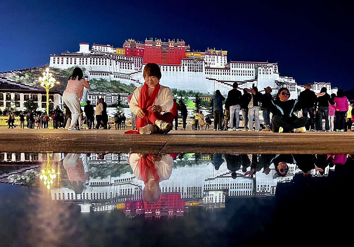 El imponente palacio Potala, emblema de Lhasa y el Tíbet, se ilumina al atardecer como un parque temático.