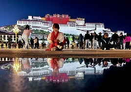 El imponente palacio Potala, emblema de Lhasa y el Tíbet, se ilumina al atardecer como un parque temático.