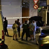 Agentes de la Guardia Civil, en la calle donde se encontró el cadáver.