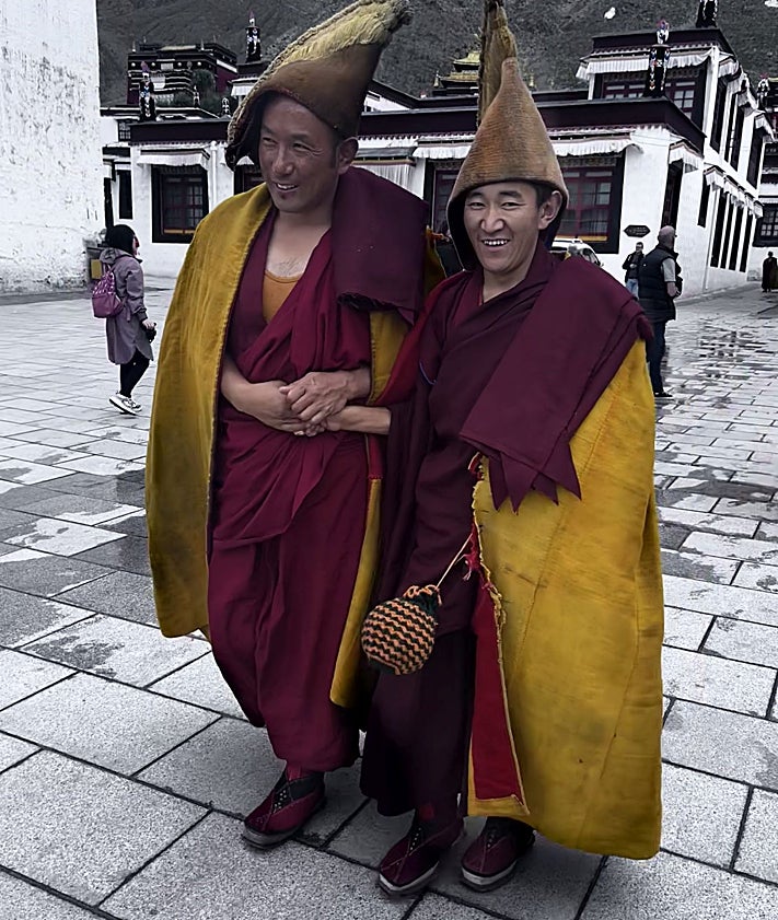 Imagen secundaria 2 - Peregrinos y monjes en el inmenso santuario budista de Tashi Lhunpo, a los pies de la montaña de Nyima. 