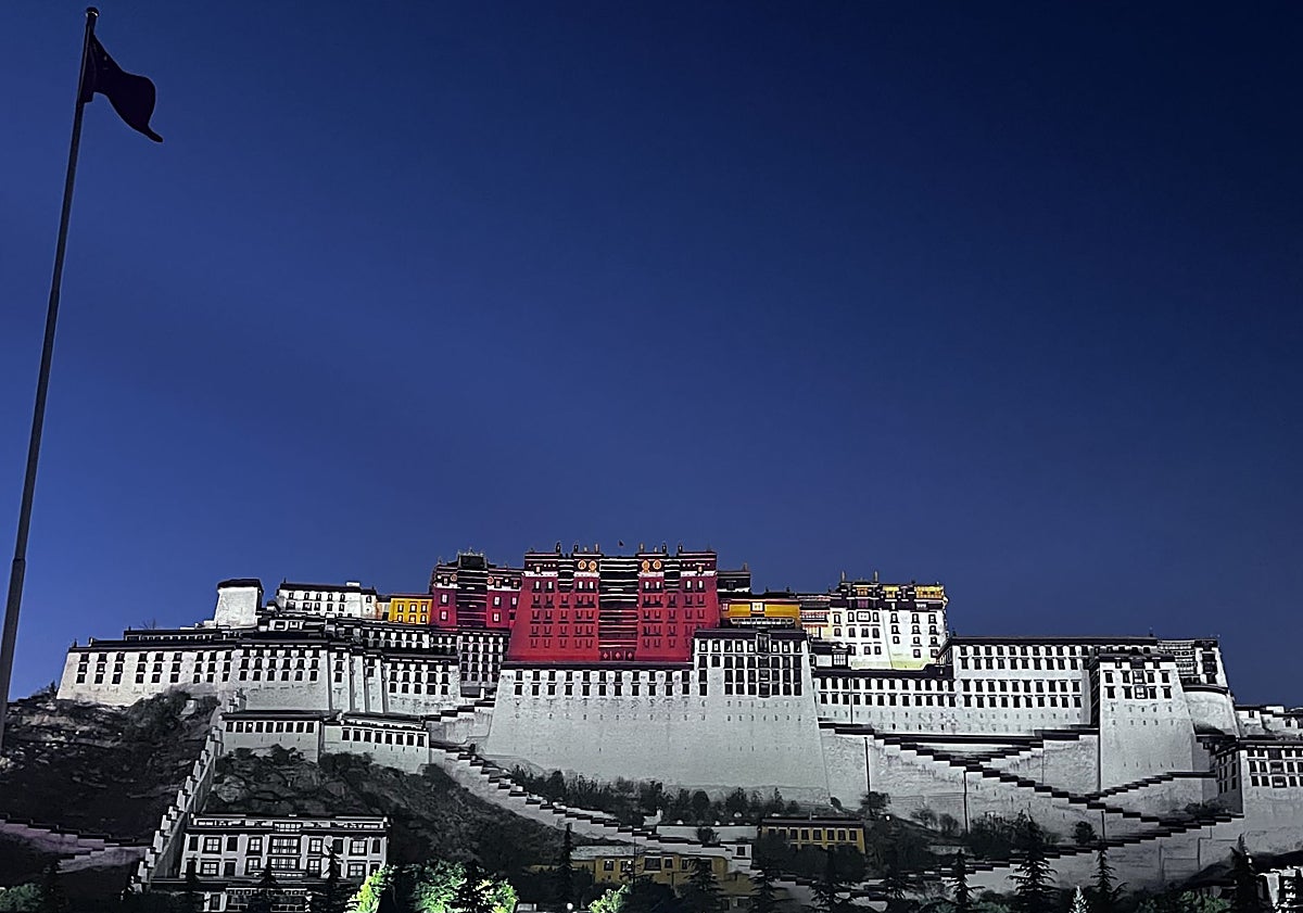 Imagen principal - El palacio Potala al atardecer. Un enorme cartel político con todos los mandatarios chinos de Mao a Xi Jinping en la explanada bajo el palacio, y tres monjes contemplando la Lhasa moderna desde un mirado del la fachada posterior del Potala.