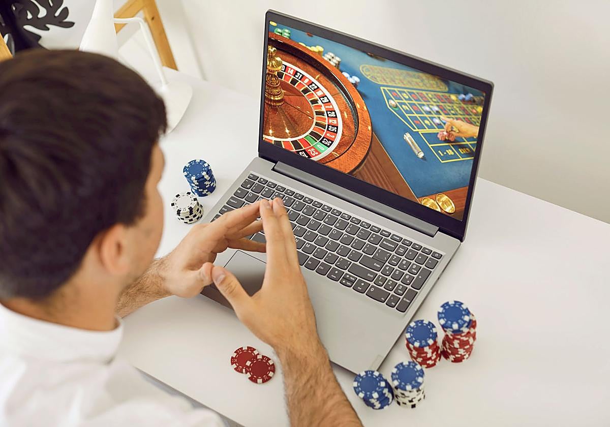 Un joven juega al casino online.