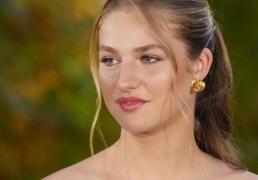 La princesa Leonor se pone en Marivent el vestido que la reina Letizia agotó en horas: guapísima con escote bardot