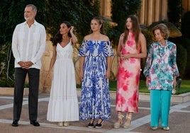 La Familia Real posa para los medios de comunicación al comienzo de la recepción este lunes en el Palacio de Marivent.