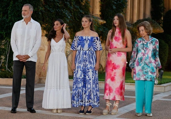 La Familia Real posa para los medios de comunicación al comienzo de la recepción este lunes en el Palacio de Marivent.