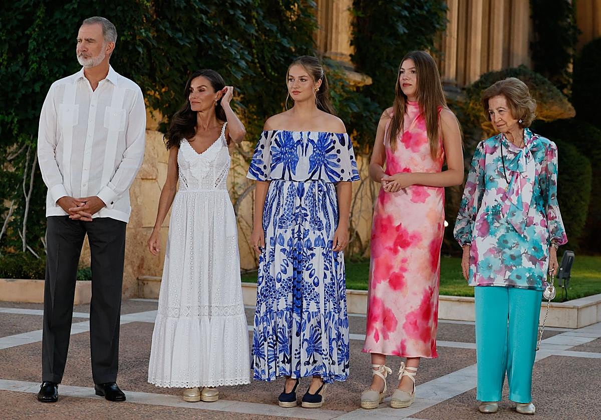 La Familia Real posa para los medios de comunicación al comienzo de la recepción este lunes en el Palacio de Marivent.