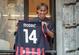 Luka Modric posa con la camiseta del Milan, su nuevo equipo.
