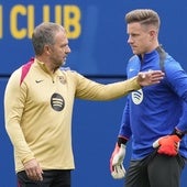 El entrenador del FC Barcelona, Hansi Flick, charla con el portero Marc-André ter Stegen