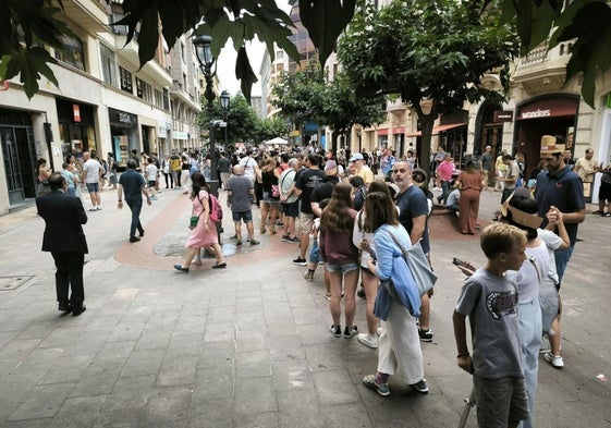Cola en Bilbao durante la inauguración de la tienda Lego