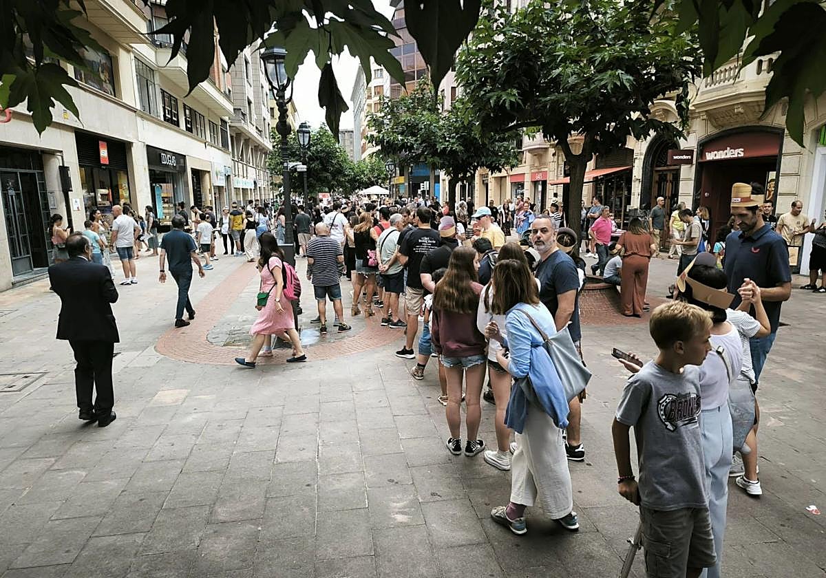 Cola en Bilbao durante la inauguración de la tienda Lego