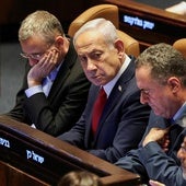 Benjamín Netanyahu, segundo por la izquierda, rodeado de su equipo y socios de Gobierno en el Parlamento de Israel.