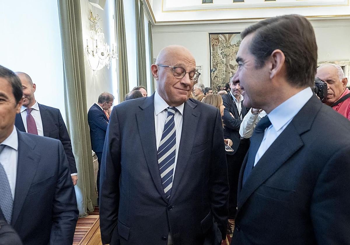 El presidente de BBVA, Carlos Torres, junto al presidente del Sabadell, Josep Oliu.