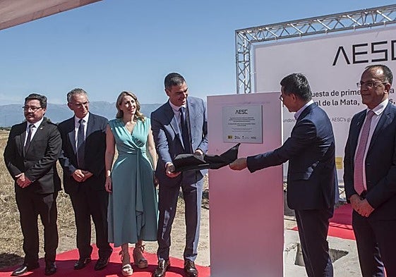 El presidente del Gobierno, Pedro Sánchez, en el comienzo de la construcción de la planta de AESC.
