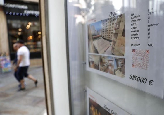Un anuncio de vivienda en venta en una inmobiliaria de A Coruña.