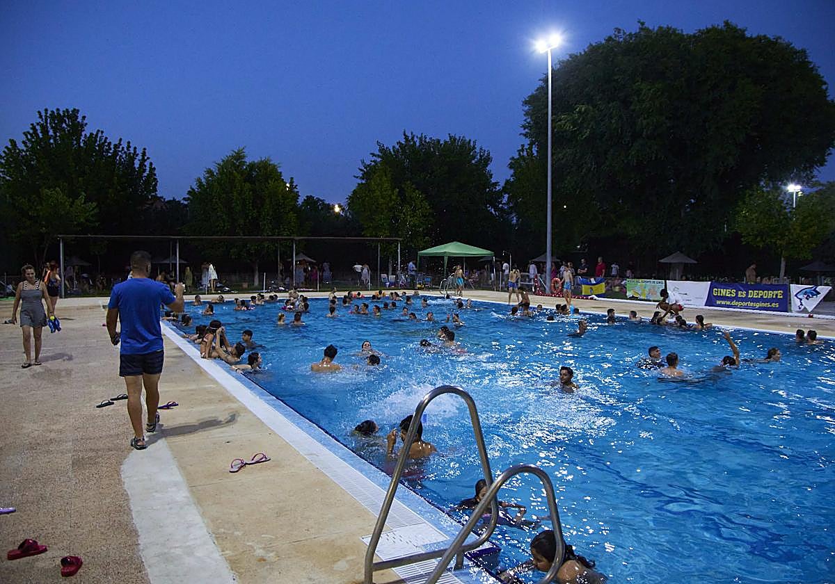 Piscina municipal andaluza abierta de noche.