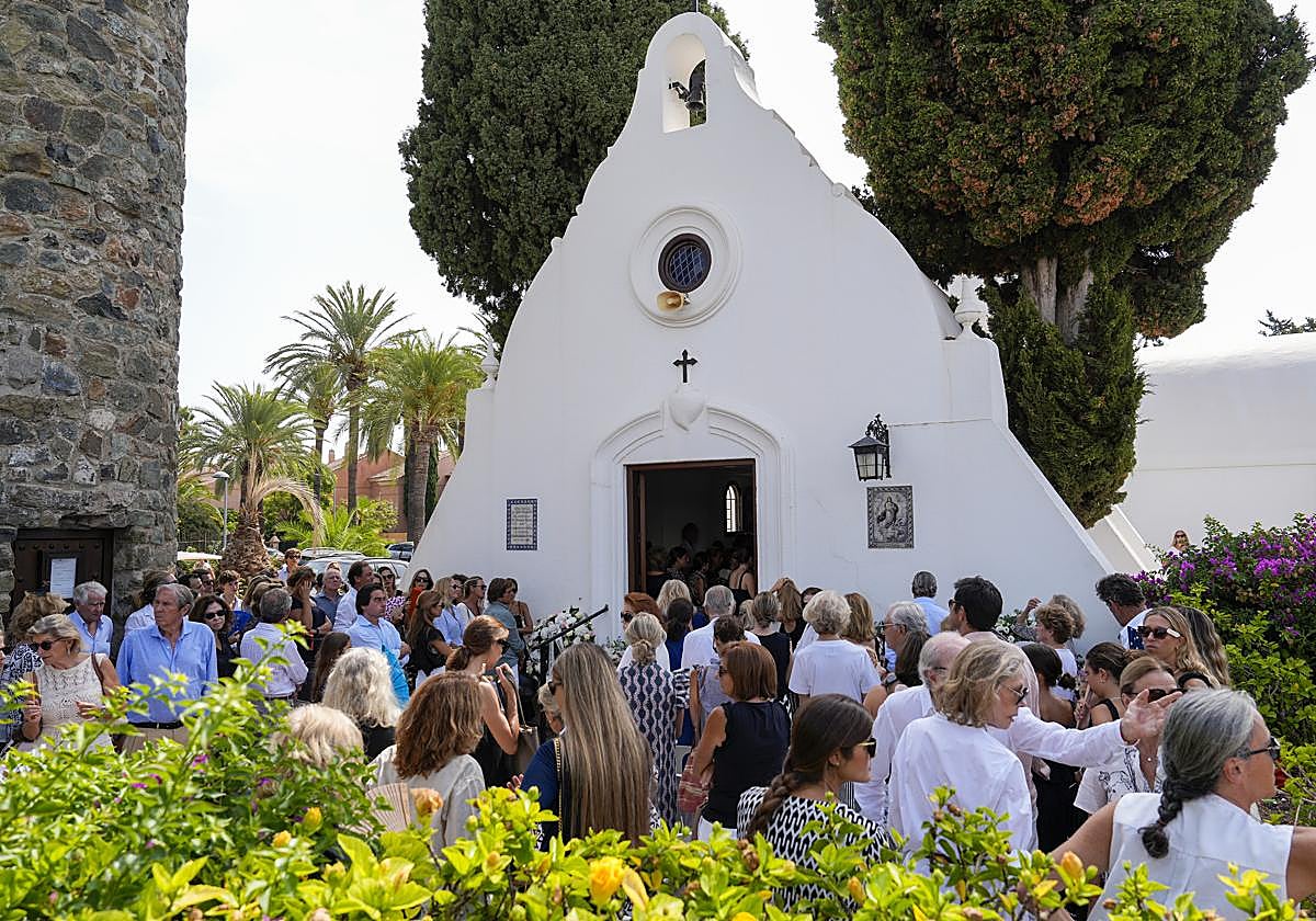 Familia y amigos dan el último adiós a Caritina Goyanes en Marbella.