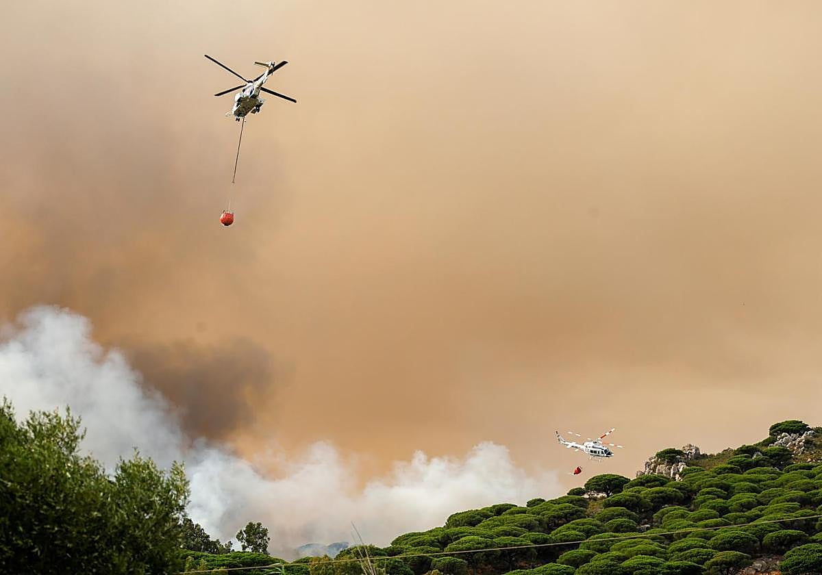 Varios helicópteros trabajando en el incendio de Tarifa.