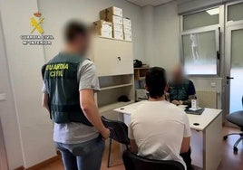 Imágenes de agentes de la Guardia civil consultando los documentos.