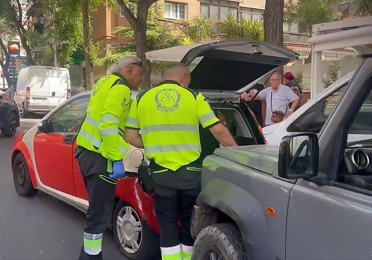 Dos sanitarios observan el lugar del impacto.